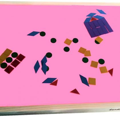 Šviesos_stalas_zemas_medinukas_ir_geometrines_figureles