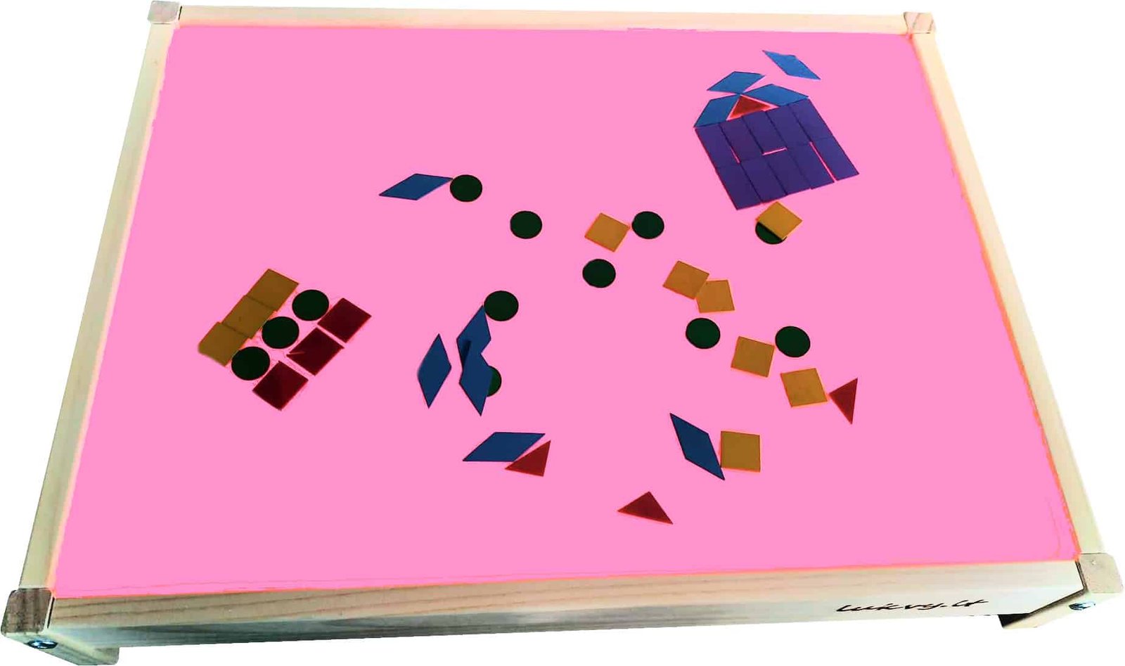 Sveisos_stalas_Zemas_medinukas_ir_figureles-min Šviesos_stalas_zemas_medinukas_ir_geometrines_figureles