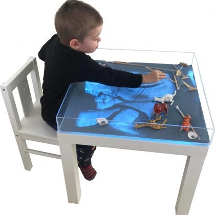 Šviesos stakas Kosmo su smėlio ir vandens anstaliu